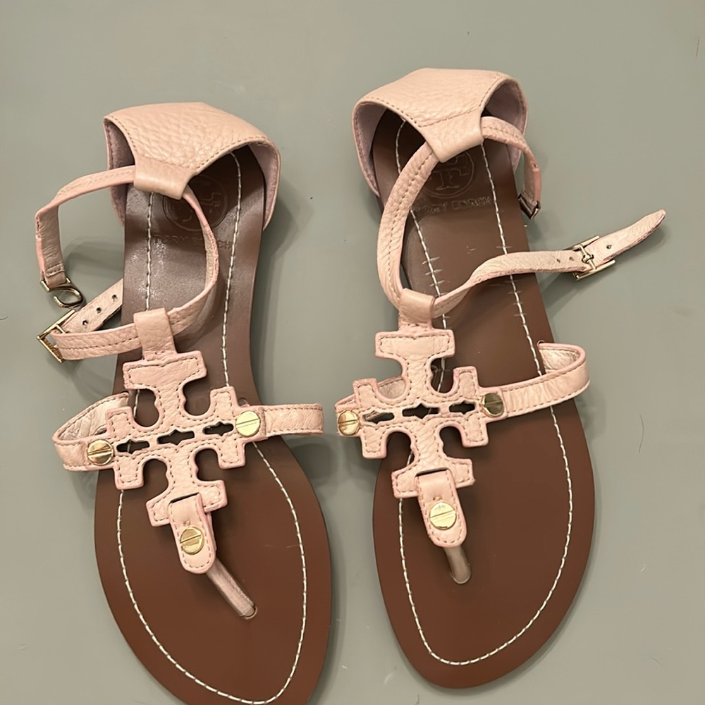 Tory Burch Phoebe Flat Thong Leather Logo Sandals.